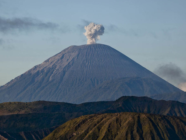 Indonesia volcano: Hundreds of hikers trapped after earthquake